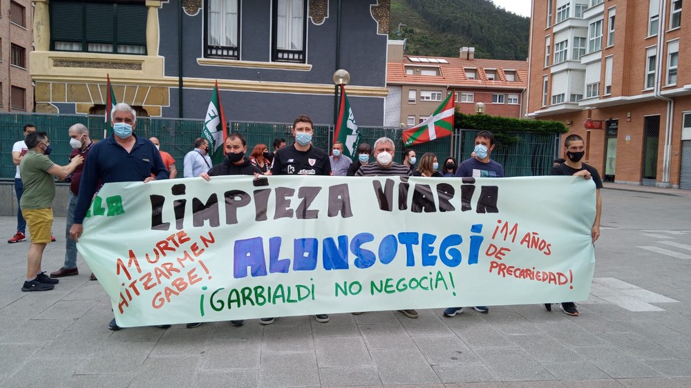 Movilizaciones de los trabajadores de la limpieza viaria de Alonsotegi tras 11 años sin convenio