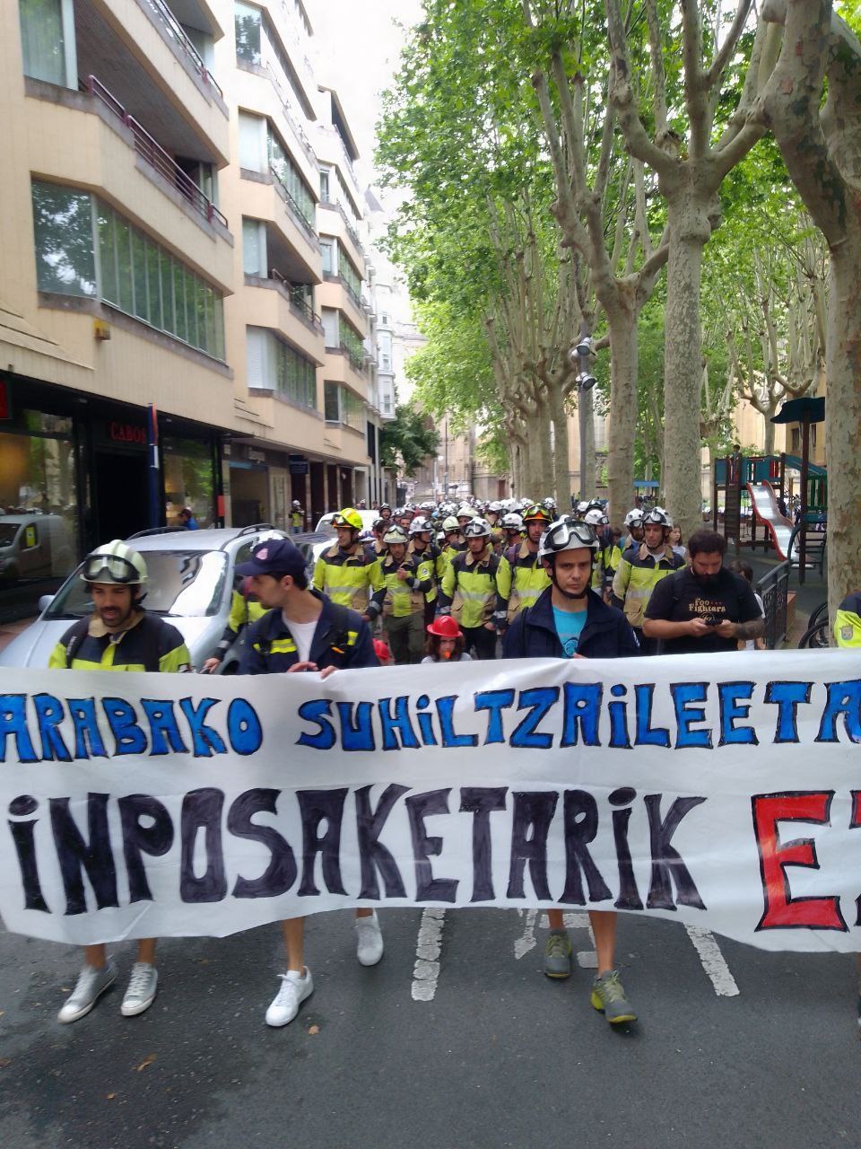 Movilizaciones durante la comparecencia de la Junta de Personal en las Juntas Generales para exigir un convenio y ampliar la plantilla