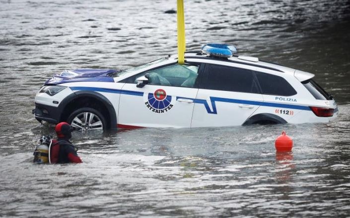 Accidente laboral mortal de un ertzaina al caer al río el coche que patrullaba