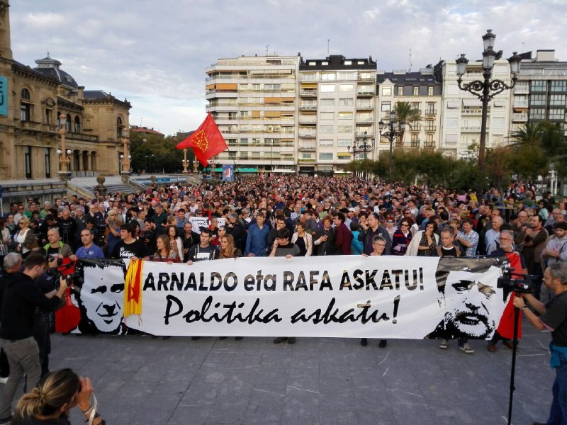 Multitudinaria manifestación para exigir la liberación de Otegi y Diez