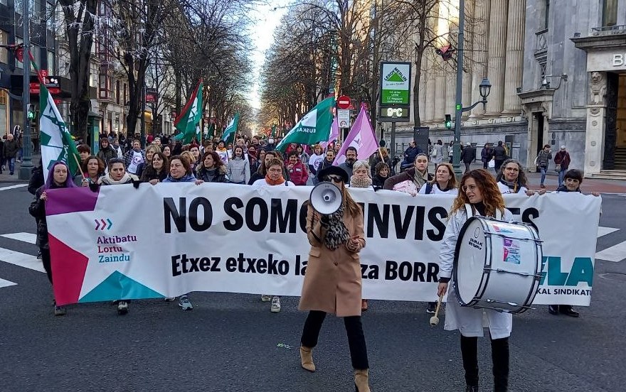 Multitudinaria manifestación de las trabajadoras de ayuda a domicilio por el centro de Bilbao