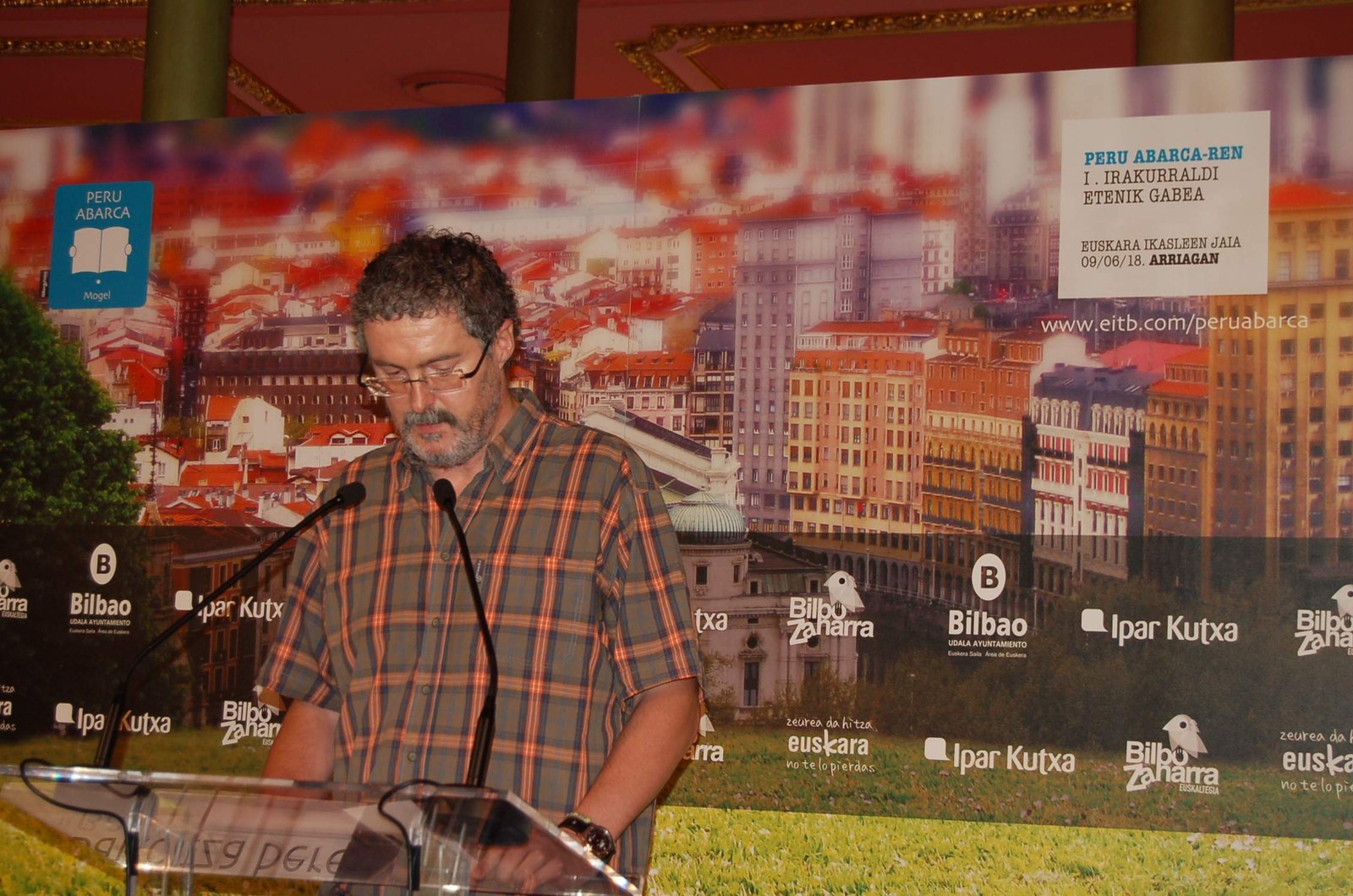 Muñoz participa en la lectura continua del libro Peru Abarka