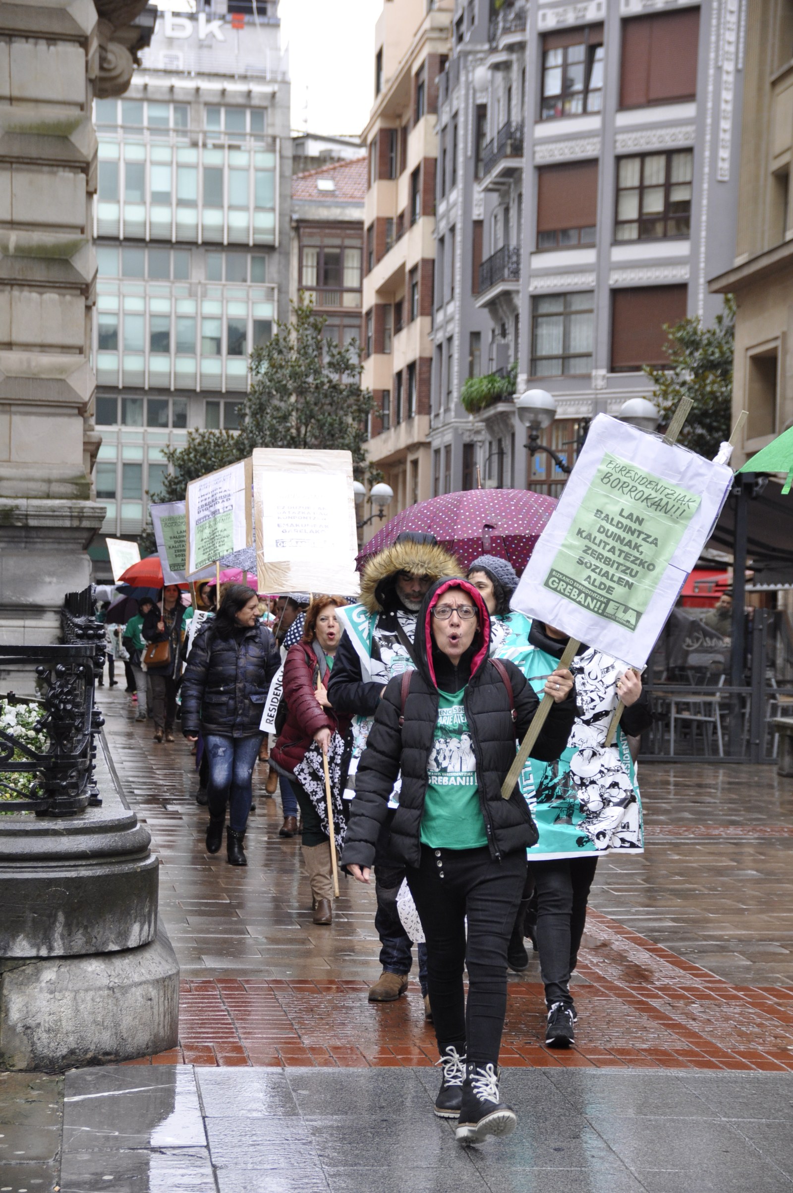 No existe voluntad de solucionar el conflicto de residencias Bizkaia, porque las que pelean son mujeres