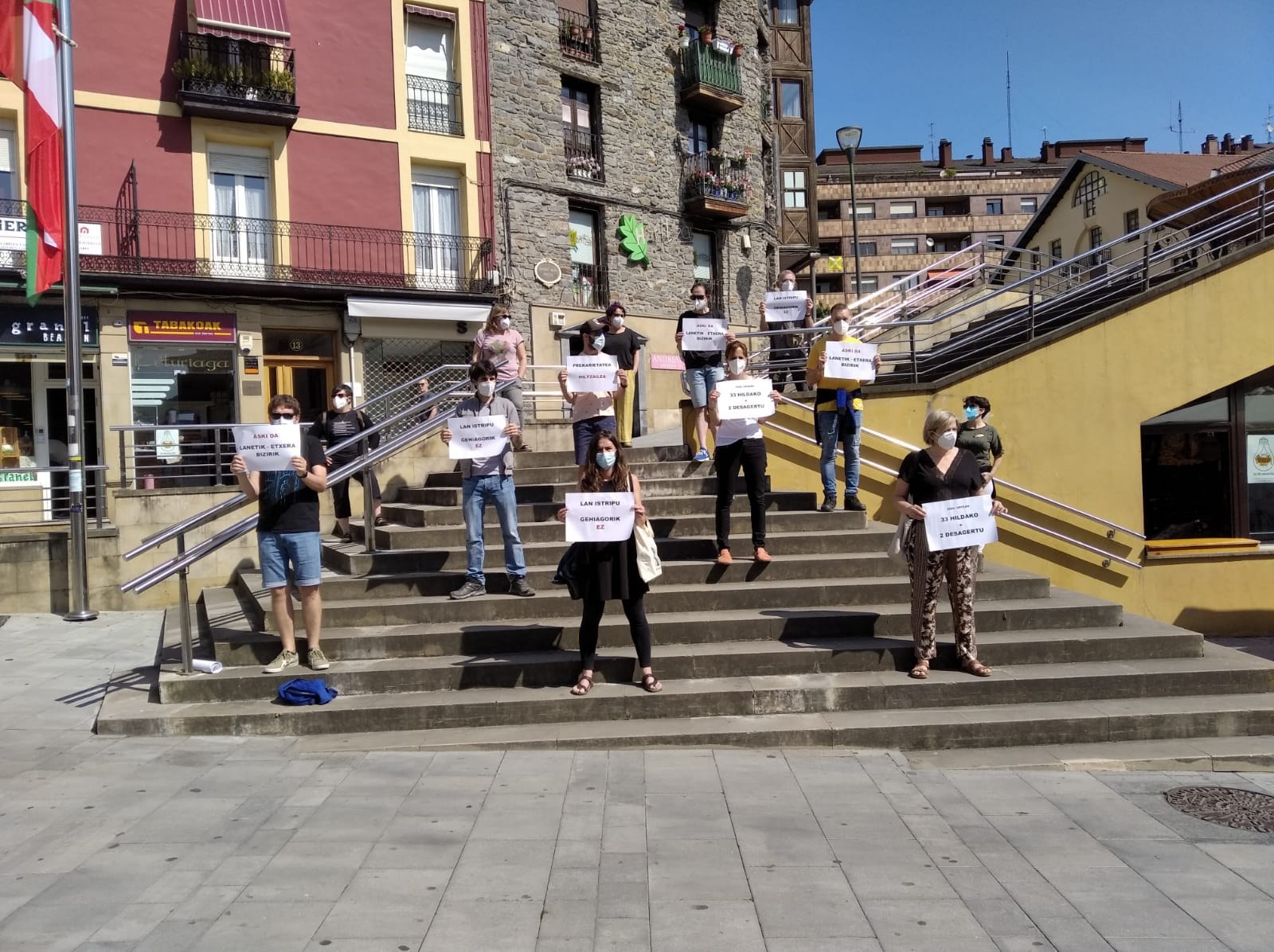 Protesta por el accidente laboral mortal en el circo italiano, en Beasain