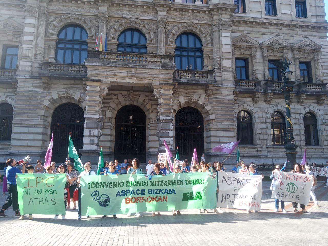 Octava jornada de huelga por un convenio que mejore sus condiciones laborales
