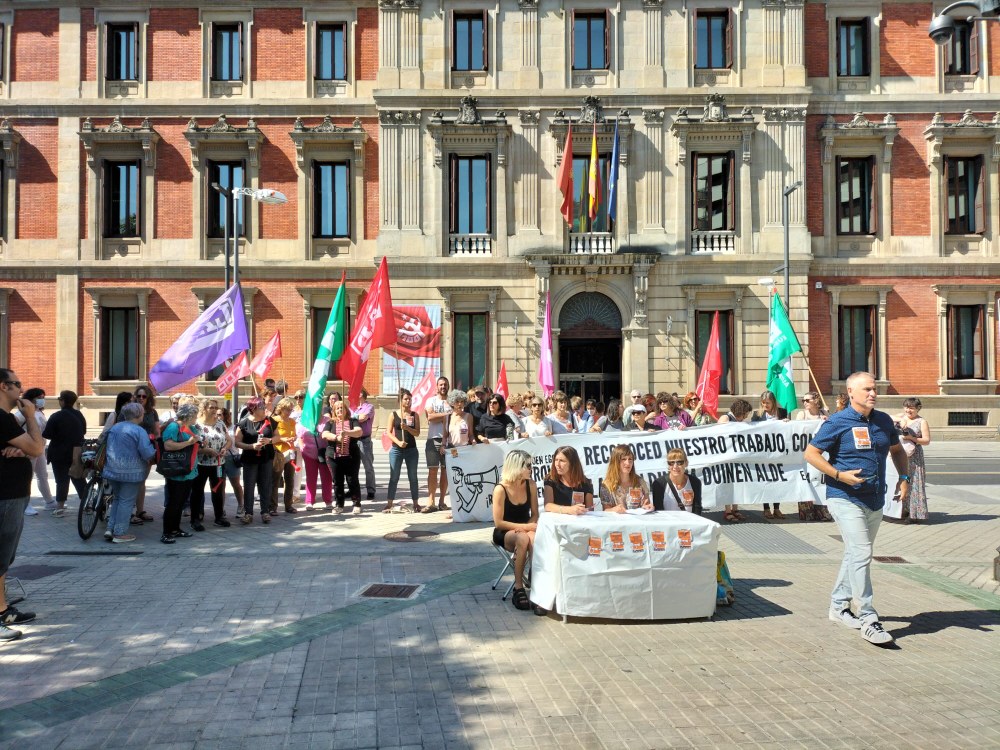 Otra jornada de huelga en las residencias de Navarra para conseguir el primer convenio del sector