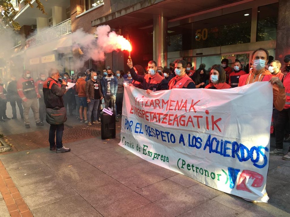 Paro y concentración de la plantilla de Petronor ante Inspección de Trabajo contra las horas extraordinarias
