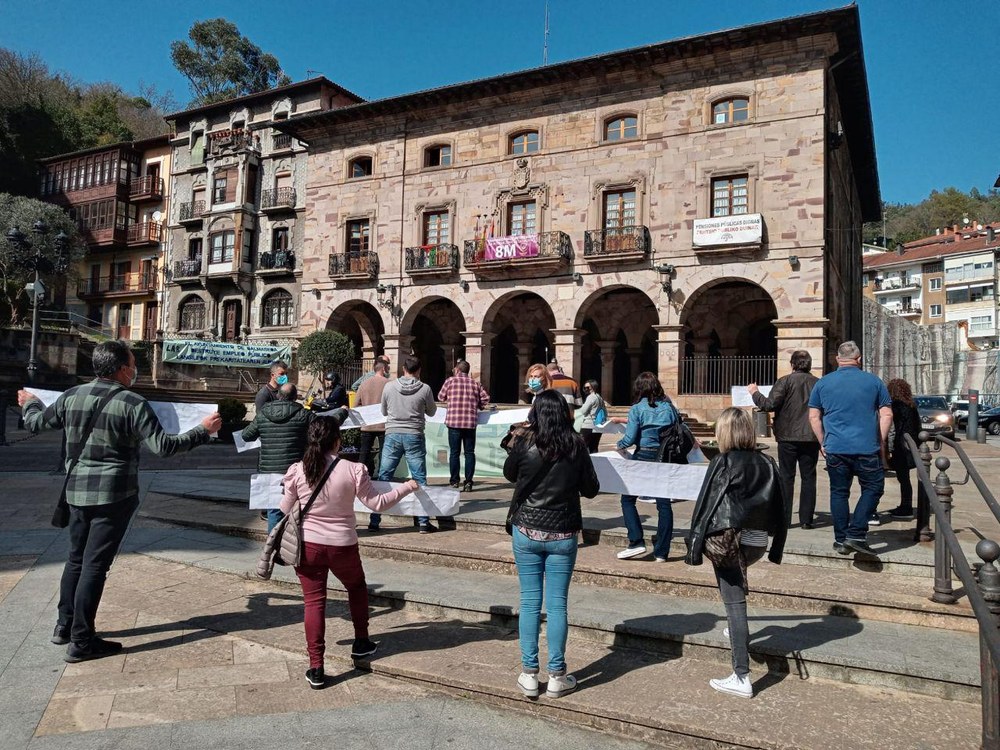 Primera jornada de huelga de la plantilla del Ayuntamiento de Balmaseda contra los despidos