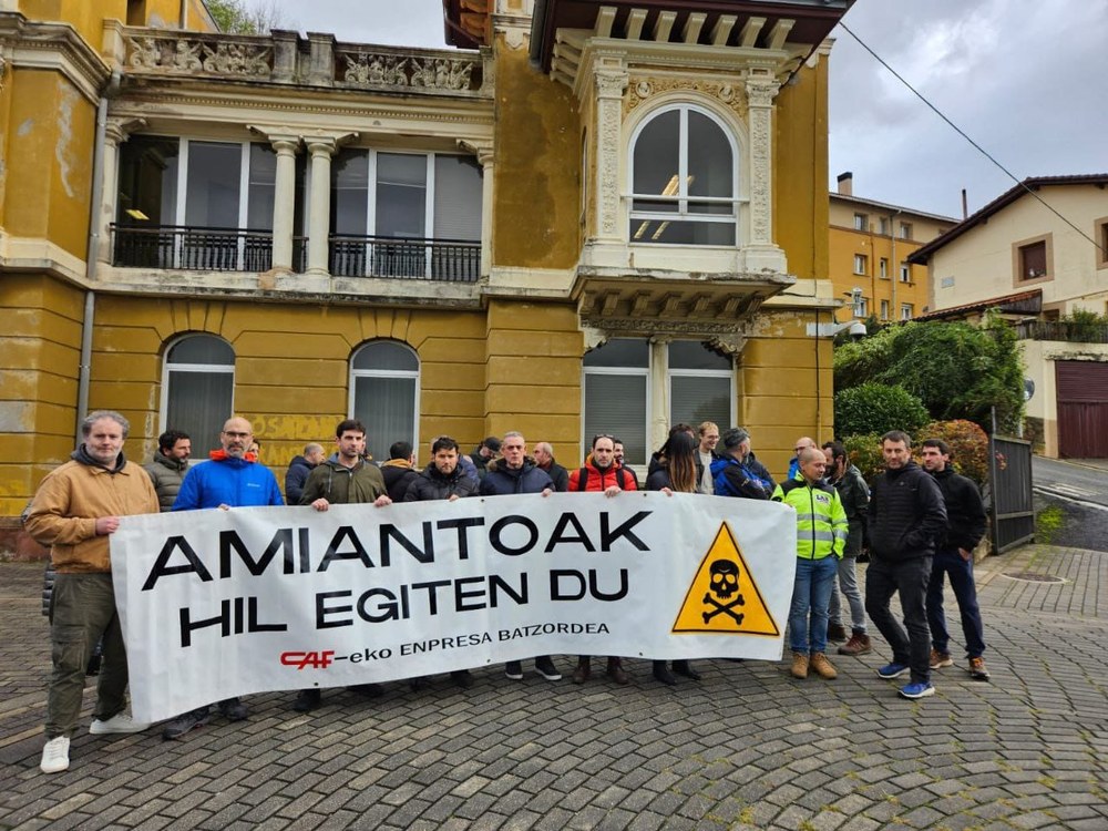 Protesta ante Osalan para denunciar que el procedimiento defectuoso de desamiantado ha expuesto a la plantilla