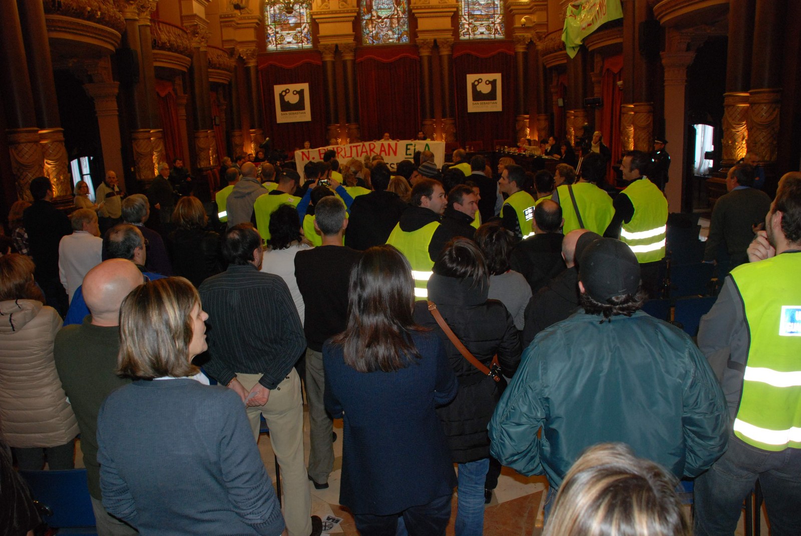 Protesta contra los recortes en el Ayuntamiento de Donostia