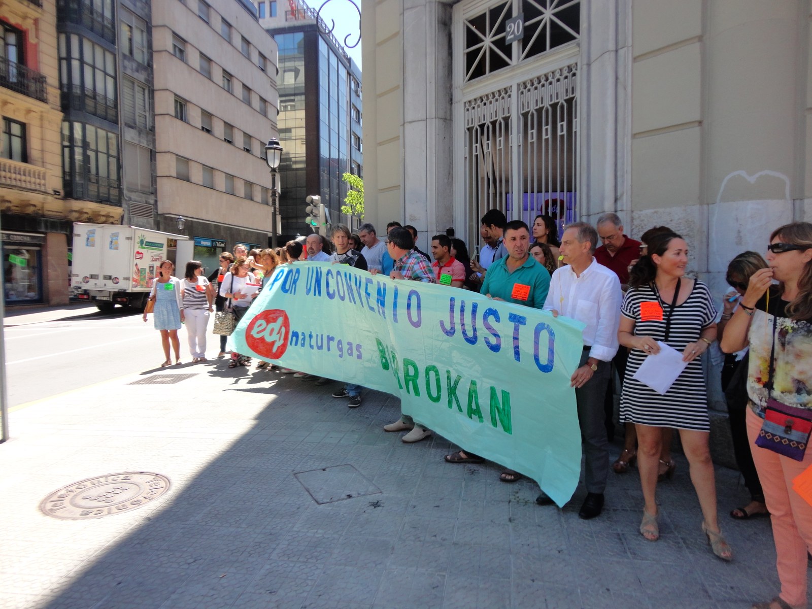 Protesta contra los recortes salariales en Naturgas