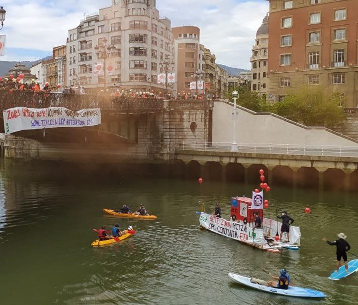 Protesta de los bomberos y bomberas de Bilbao en contra de la oposición conjunta