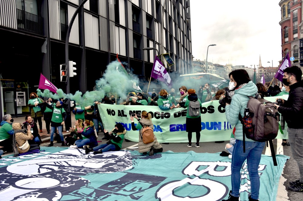 Protestas en el puente de Deusto y en la sede de Acción Social en el tercer día de huelga de las trabajadoras de las Residencias de Bizkaia