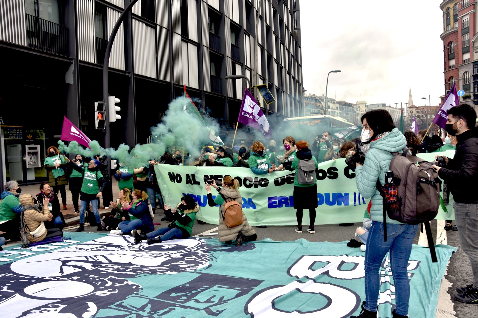 Protestas en el puente de Deusto y en la sede de Acción Social en el tercer día de huelga de las trabajadoras de las Residencias de Bizkaia