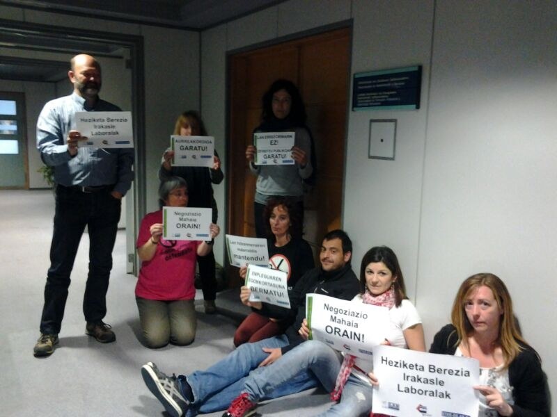 Representantes de Educaciòn Especial y Laborales se encierran en Lakua para exigir al Departamento que negocie