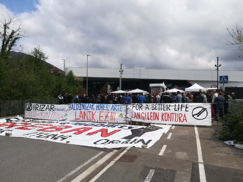 Representantes de ELA en Oria-Goierri se solidarizan con la plantilla de Irizar E Mobility en huelga para renovar el pacto de empresa