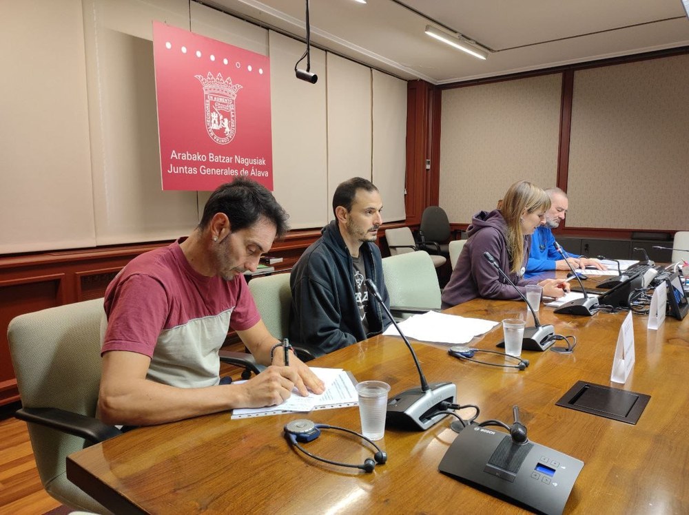 Representantes de ELA y LAB comparecen ante las Juntas Generales de Alava para explicar el conflicto en la empresa Naipes Heraclio Fournier