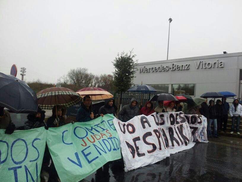 Representantes de ELA en Mercedes Benz y en las subcontratas se han concentrado en defensa del empleo