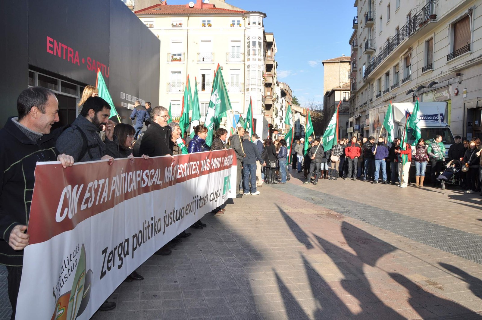 Representantes sindicales denuncian la política fiscal ante la Diputación de Araba