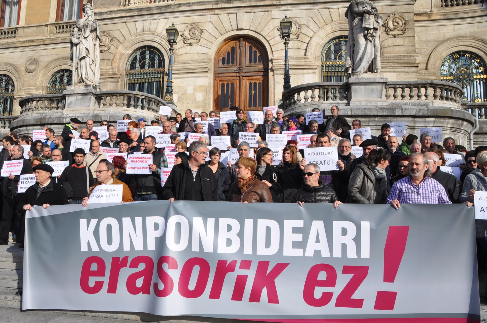 Sindicatos, partidos  y  diferentes organizaciones sociales apoyan la movilización de mañana en Bilbao