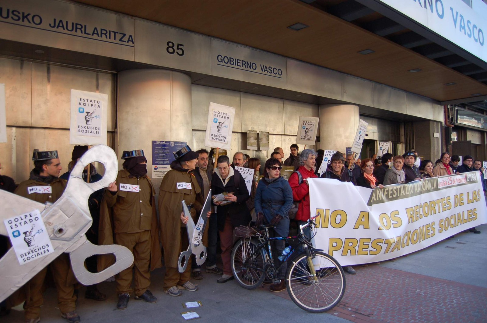 Representantes sindicales y de las organizaciones sociales llaman a participar en la manifestación del sábado en Bilbao contra los recortes
