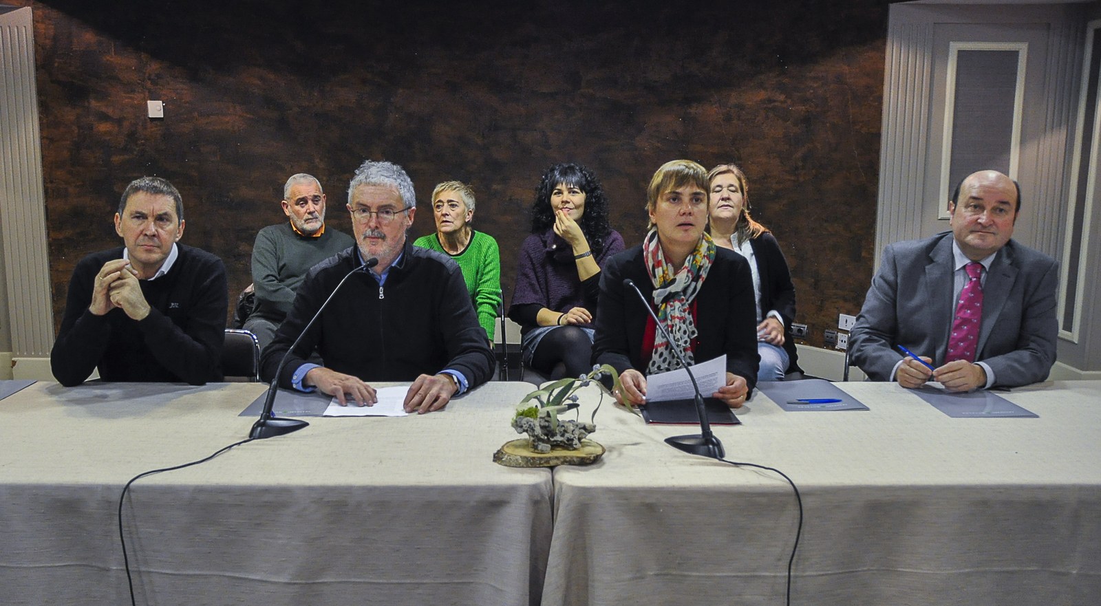 Requerimos de los Gobiernos español y francés que asuman su responsabilidad y coadyuven  en el desarme