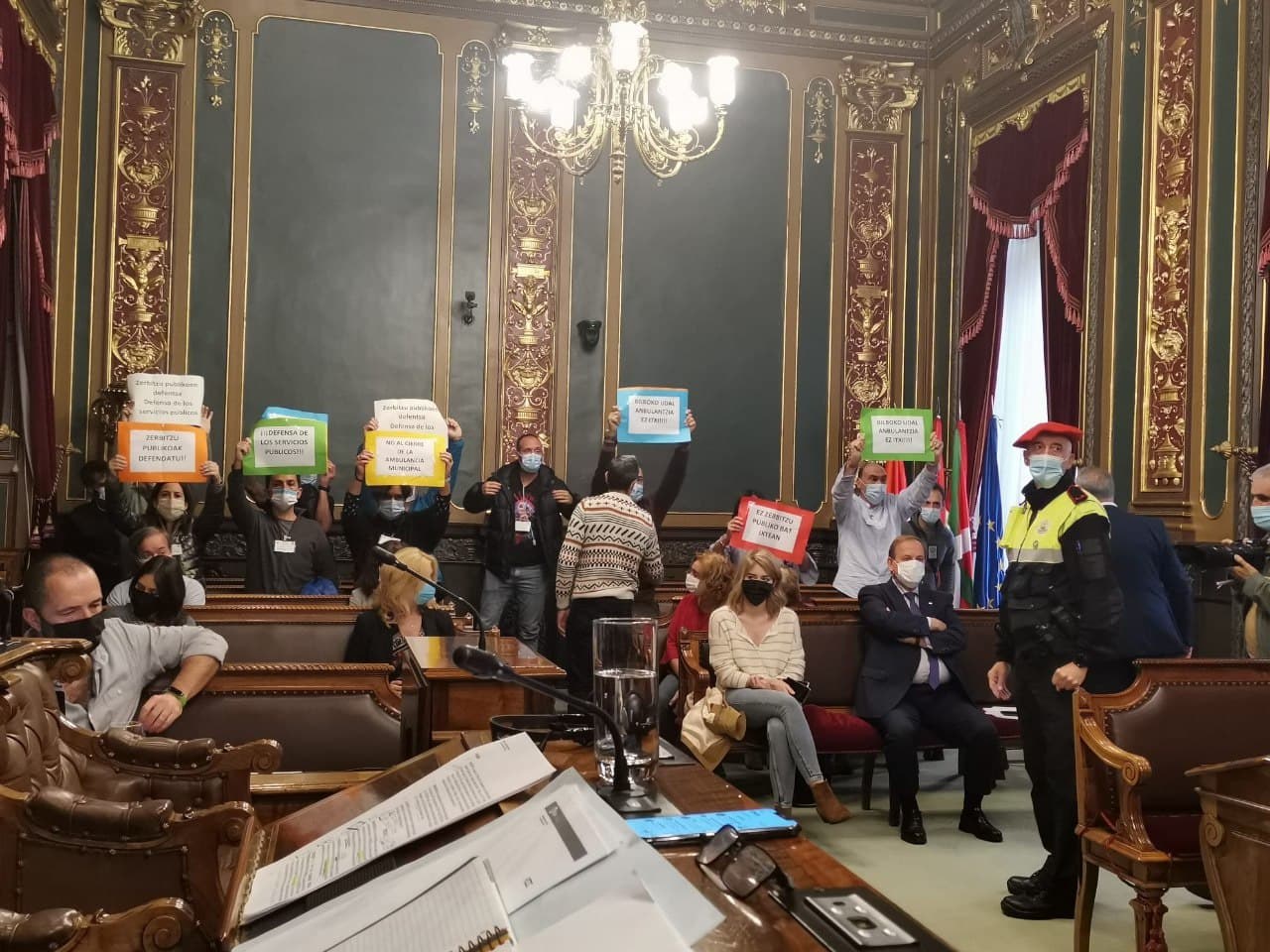 Sindicalistas del Ayuntamiento de Bilbao interrumpen el Pleno para protestar por la eliminación del servicio de ambulancia municipal Sindicalistas del Ayuntamiento de Bilbao interrumpen el Pleno para protestar por la eliminación del servicio de ambulancia municipal