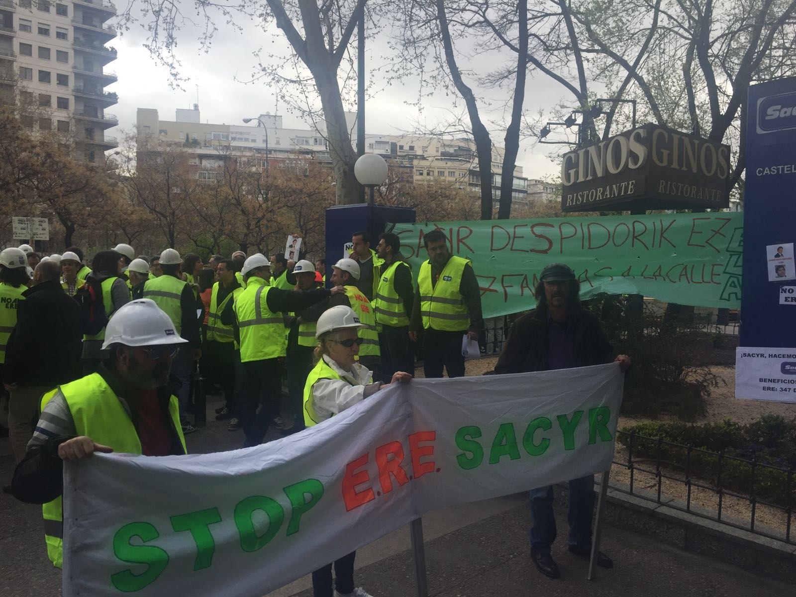 Tercera jornada de paro de la plantilla de Sacyr este mes