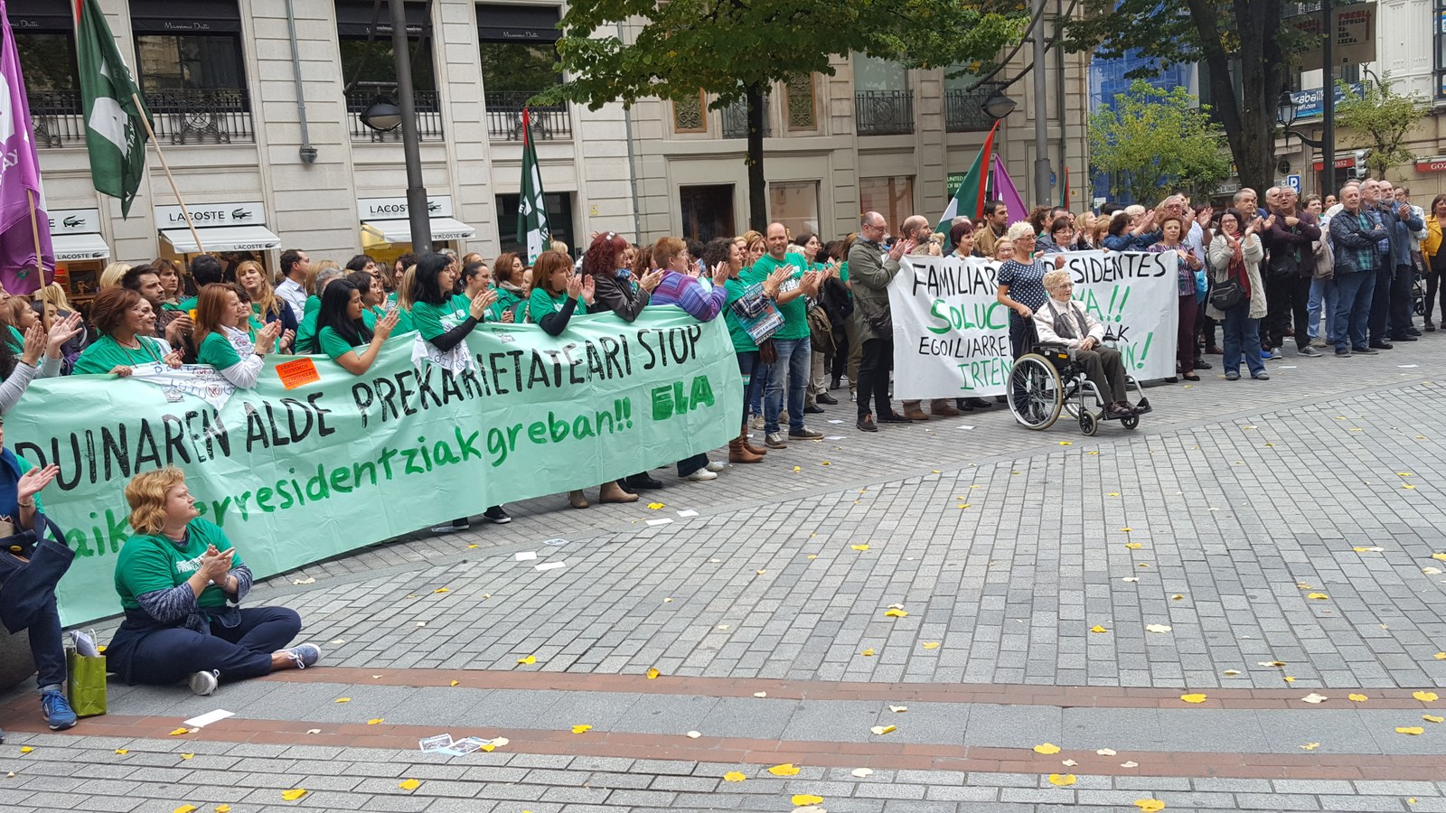 Trabajadoras de  residencias de Bizkaia y familiares han participado en la manifestación de Bilbao