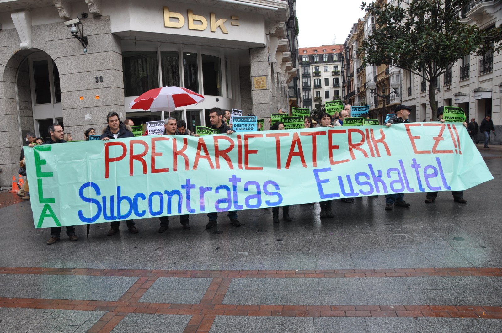 Trabajadores/as de subcontratas de Euskaltel exigen a Kutxabank condiciones laborales dignas