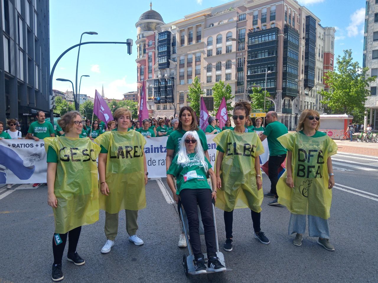 Las trabajadoras de residencias de Bizkaia escenifican un “akelarre” por un modelo de calidad y con mejoras en las condiciones de trabajo Las trabajadoras de residencias de Bizkaia escenifican un “akelarre” por un modelo de calidad y con mejoras en las condiciones de trabajo