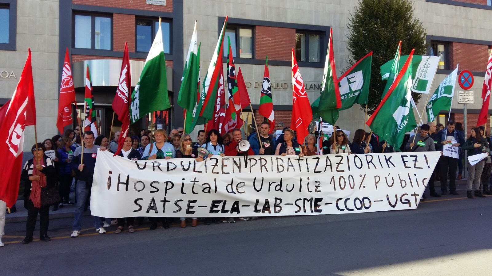 Una concentración ha exigido que el 100% del  Hospital de Urduliz sea público
