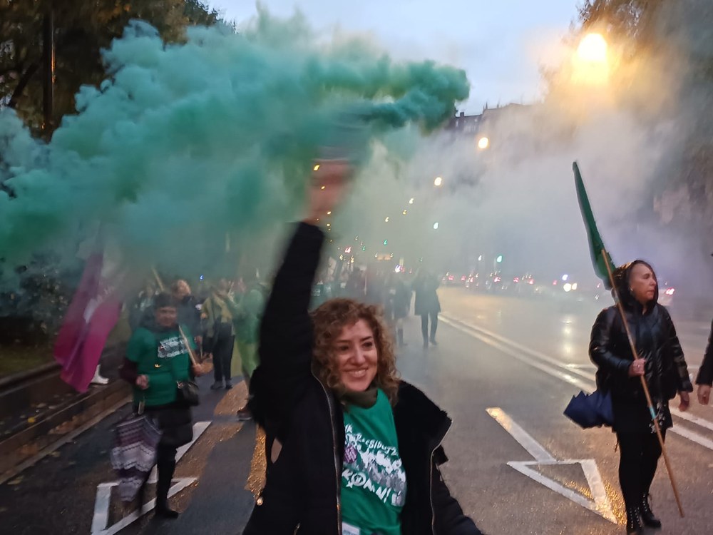 Una fuerte pitada ante la Diputación culmina la tanda de huelgas por el convenio de las trabajadoras de las Residencias de Bizkaia