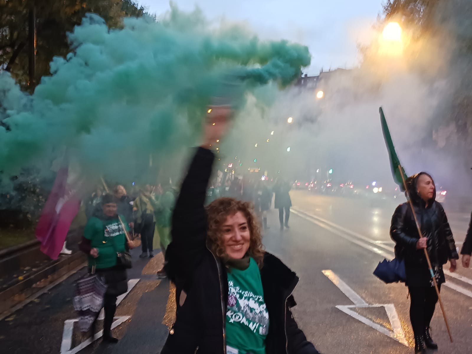 Una fuerte pitada ante la Diputación culmina la tanda de huelgas por el convenio de las trabajadoras de las Residencias de Bizkaia
