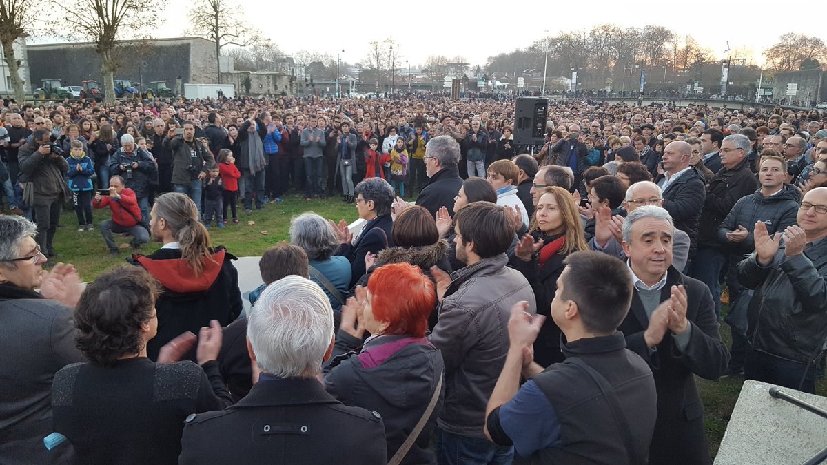 Una multitudinaria manifestación pide en Baiona la libertad de los detenidos en Luhuson