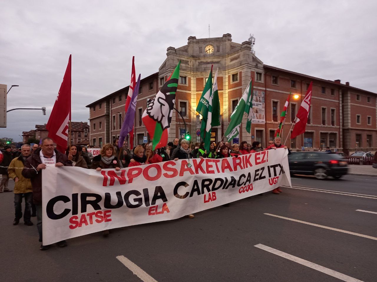 Una nutrida manifestación ha recorrido Bilbao en defensa de Osakidetza y contra el cierre de la cirugía cardíaca de Basurto