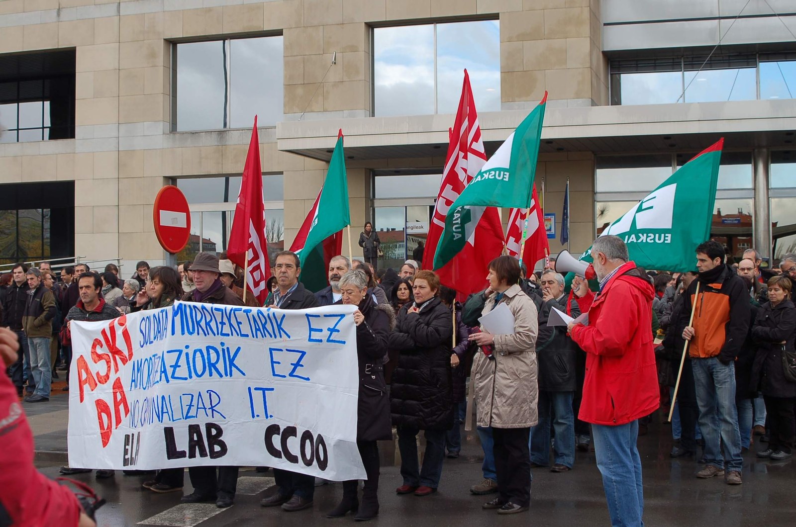 Varios cientos de empleados públicos han protestado en Lakua contra los recortes