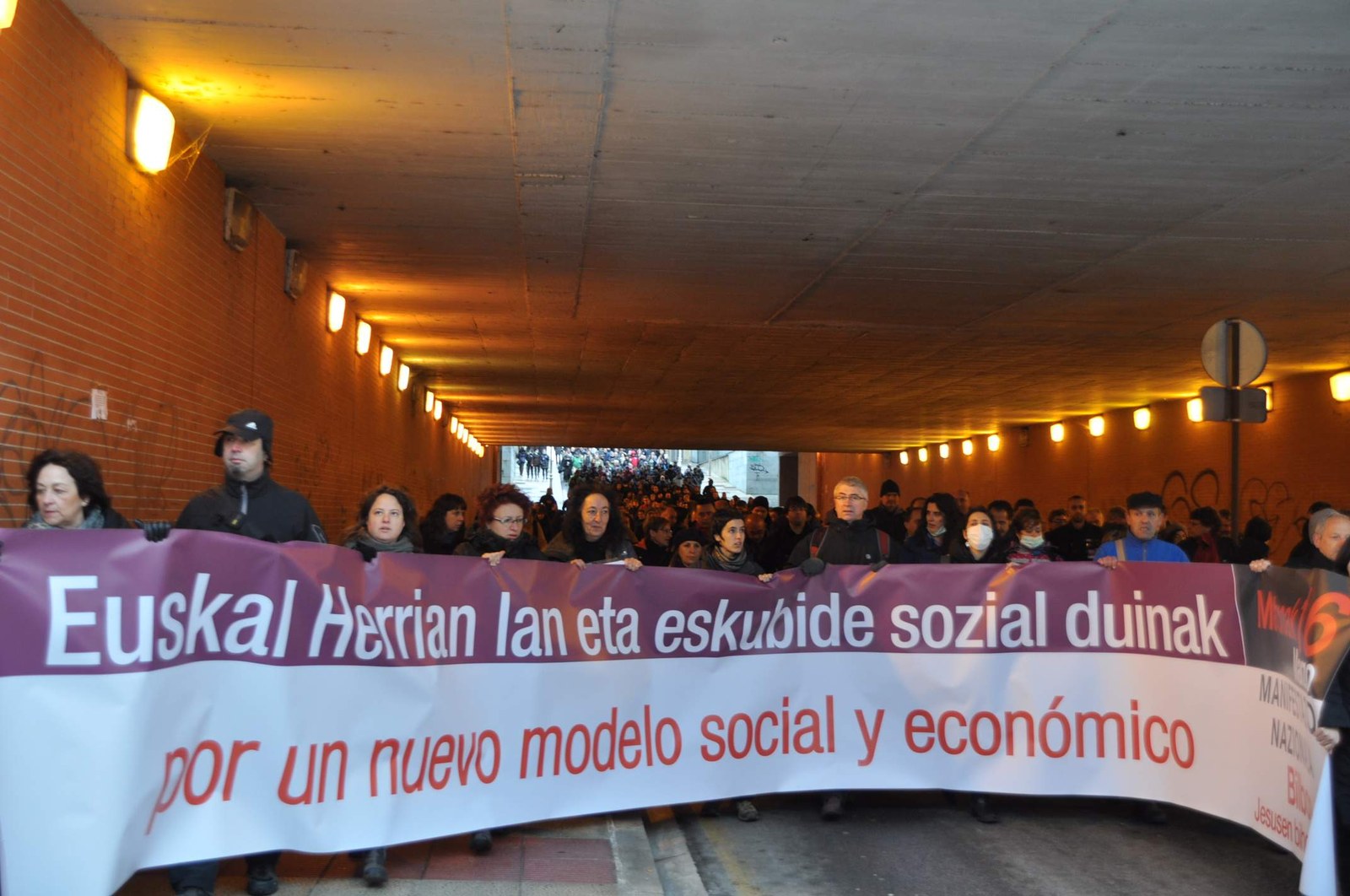 Varios miles de personas protestan contra los recortes ante Lehendakaritza