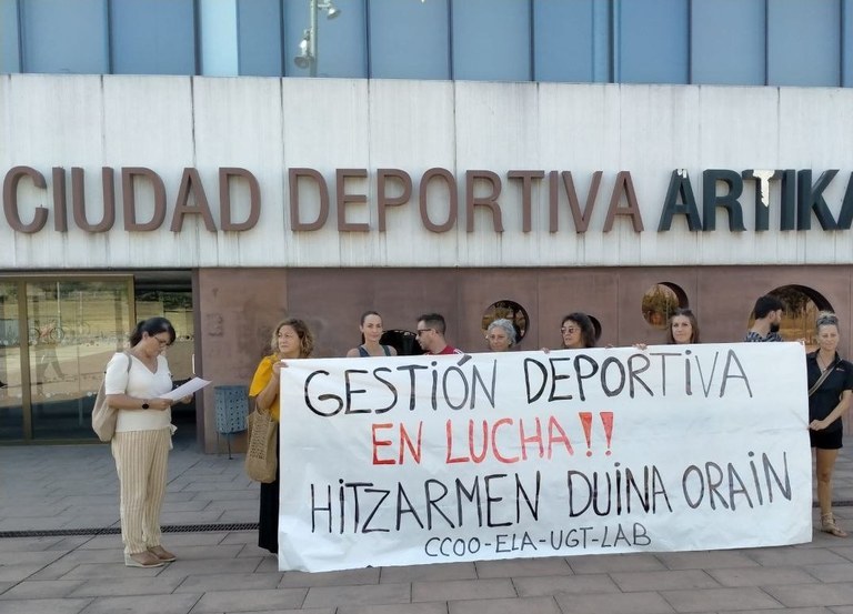 Zizur Mayor, Egüés y Peralta quieren imponer servicios mínimos abusivos en la huelga de las piscinas de Navarra