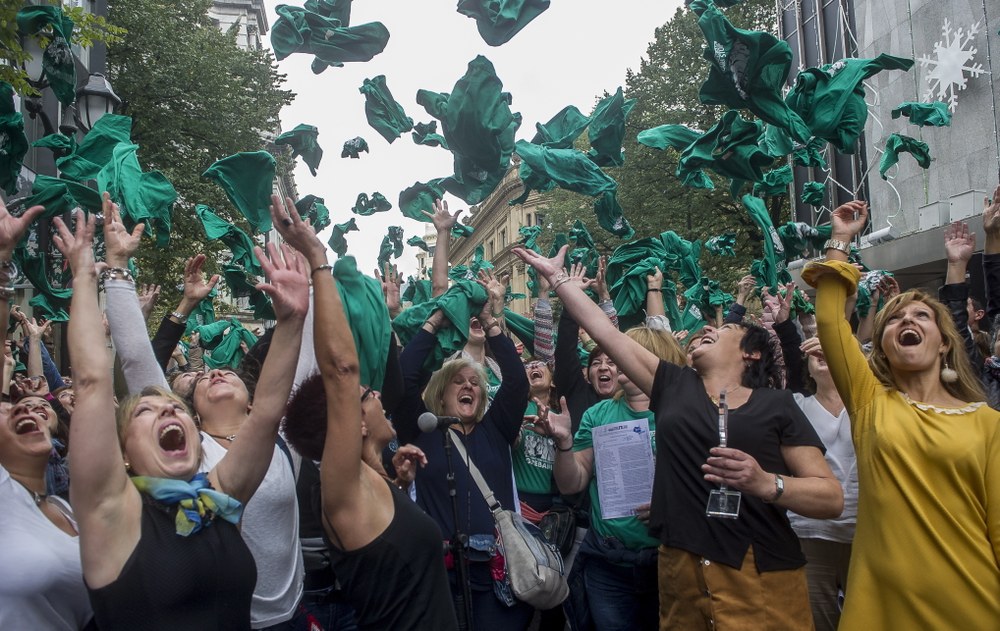 Ante la precariedad al rojo vivo, camisetas verdes y lucha morada