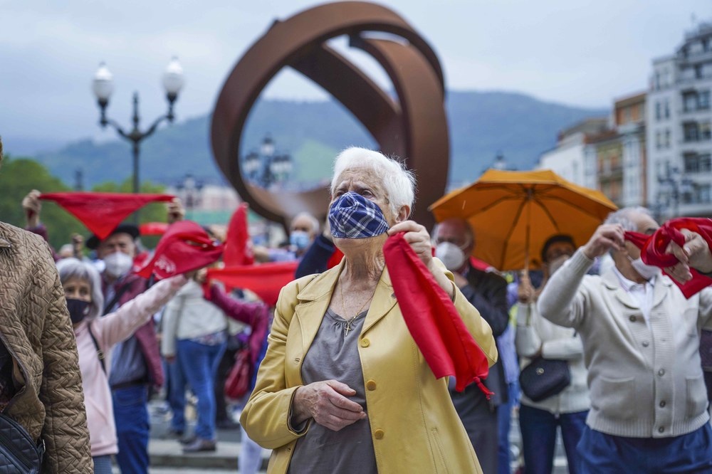 Fumar mata. Retrasar la edad de jubilación, también