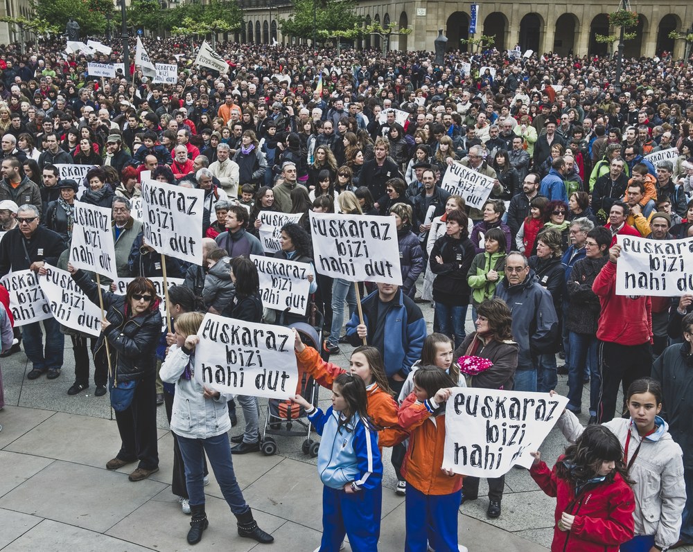 Las instituciones deben garantizar el derecho a vivir en euskera