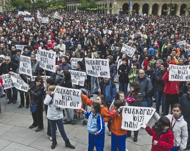 Las instituciones deben garantizar el derecho a vivir en euskera