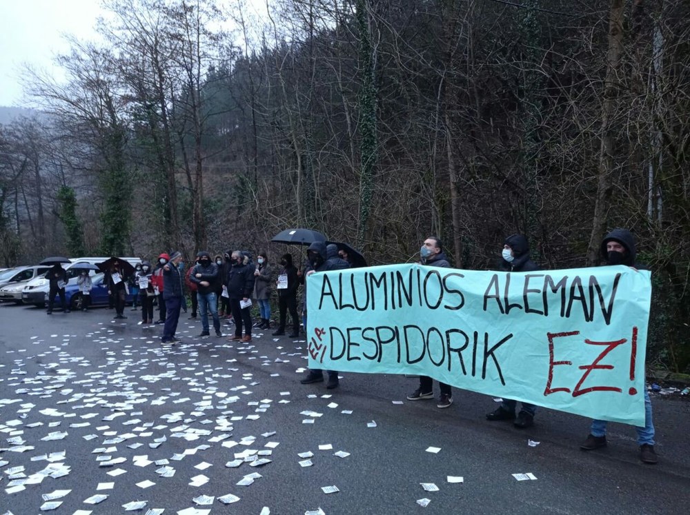 Concentración en protesta por cuatro despidos en Aluminios Aleman de Legazpi