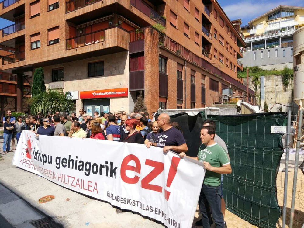 Concentración en Urretxu ante la muerte de un trabajadador