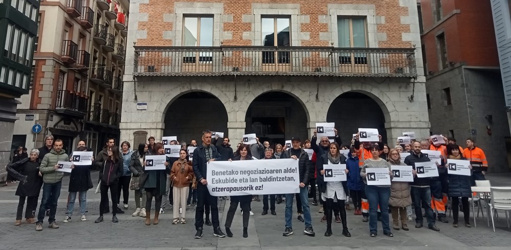 El personal se ha concentrado para exigir una negociación ante las imposiciones del gobierno municipal