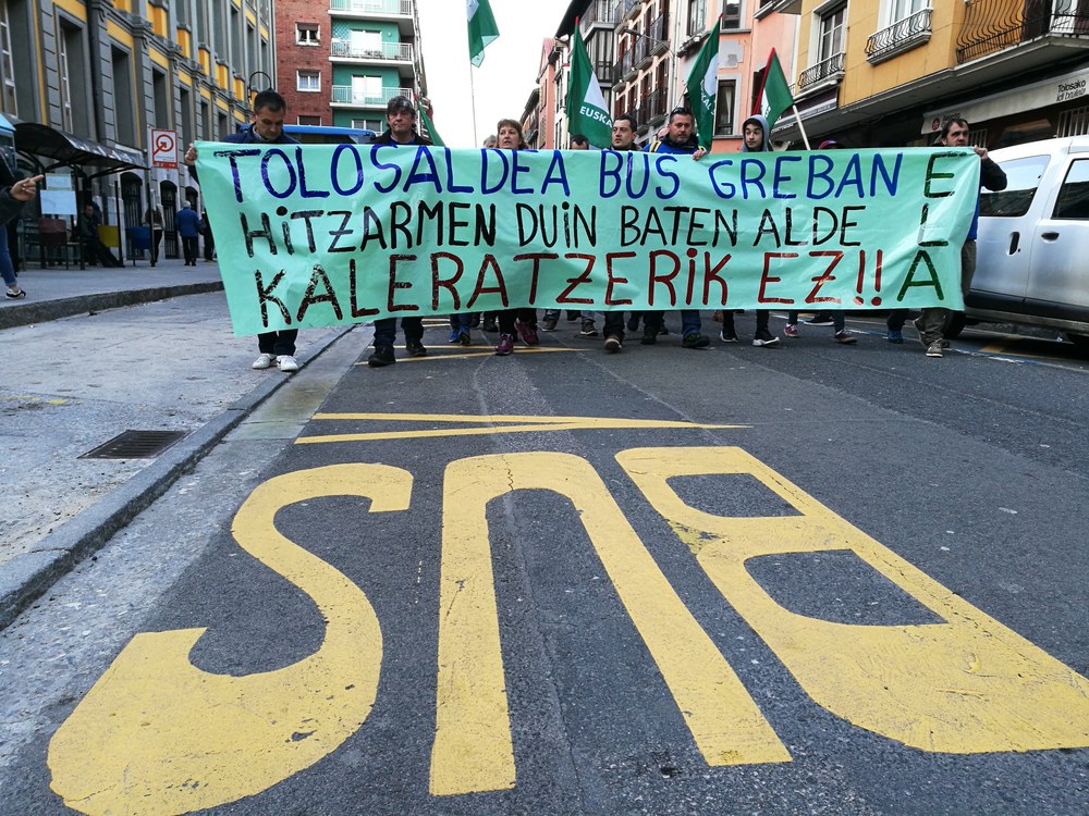 Imágenes de la manifestación de Tolosaldea Bus