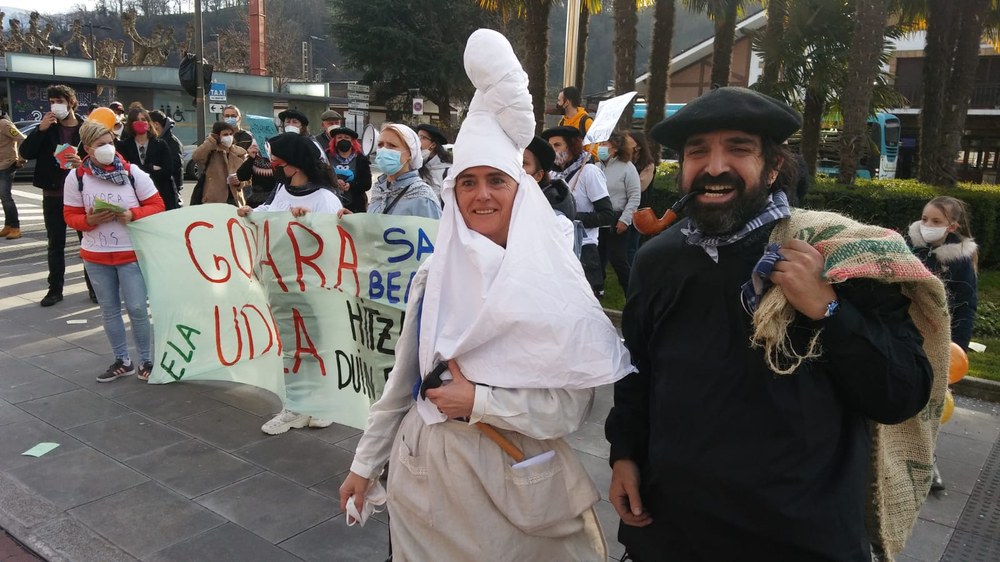 Las trabajadoras en huelga del Servicio de Ayuda a Domicilio de Beasain reciben la visita de Olentzero y Mari Domingi