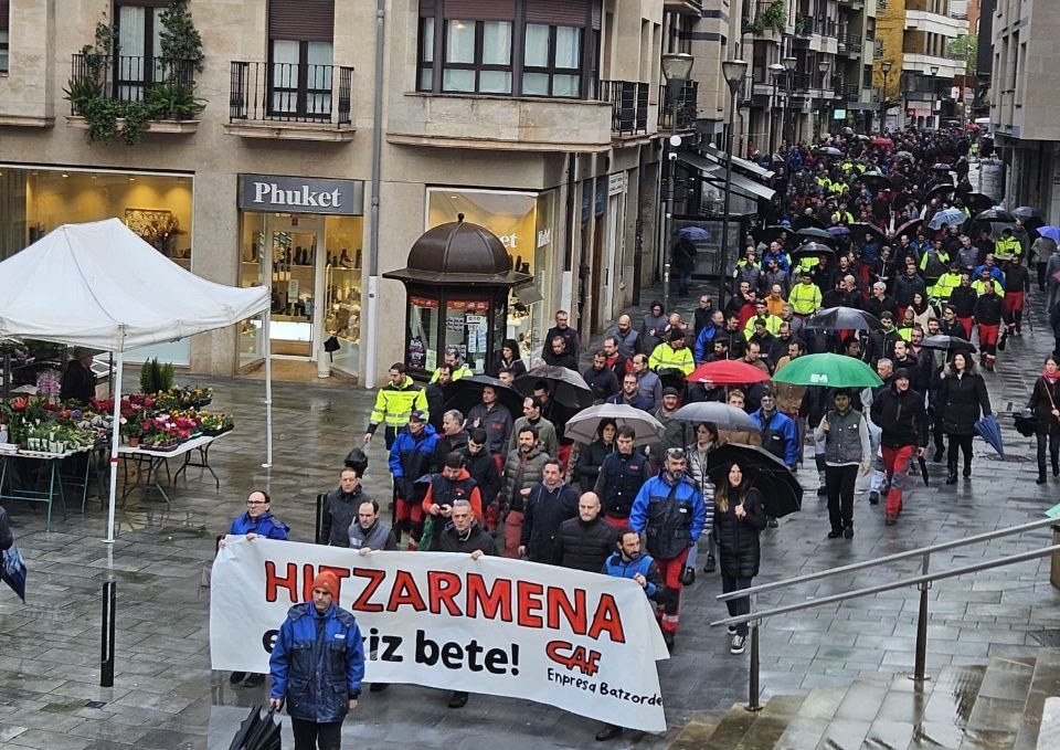 Manifestación multitudinaria de las y los trabajadores para denunciar la actitud de la empresa en la negociación