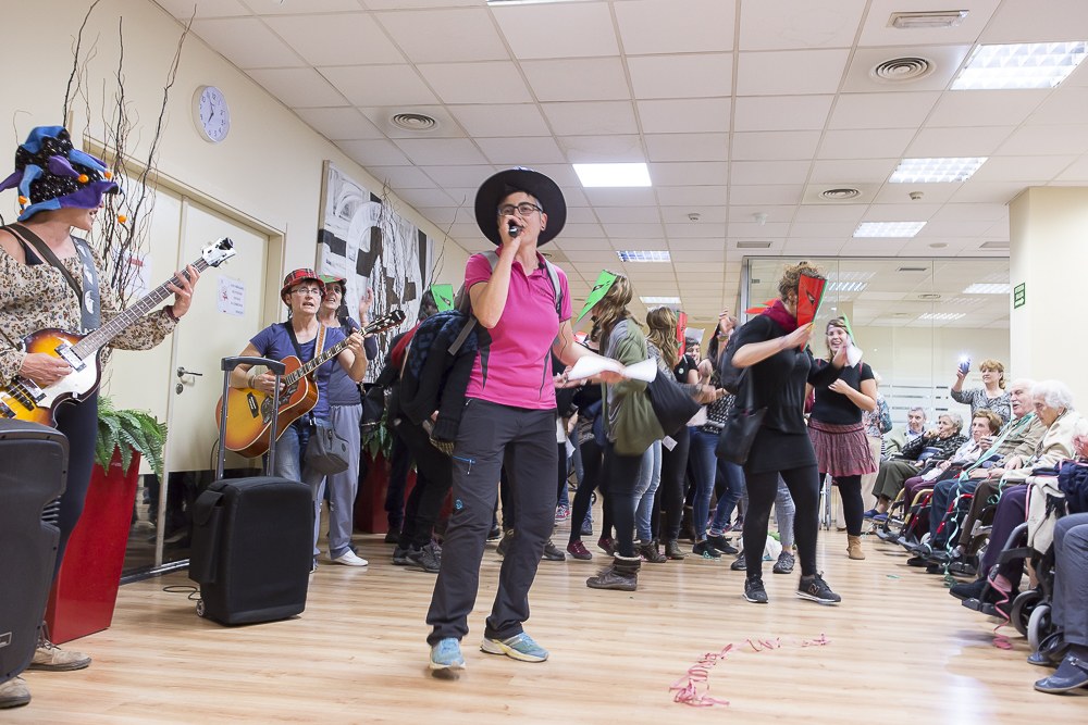 El Movimiento Feminista organiza un concierto clandestino en solidaridad con las trabajadoras de las residencias de Bizkaia